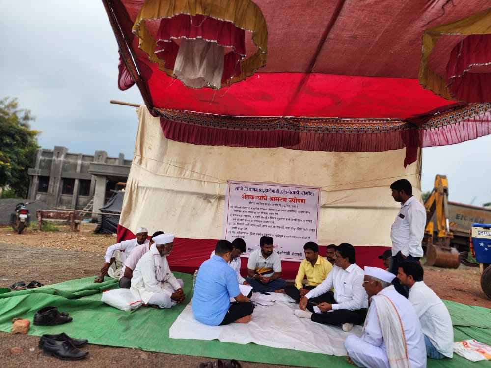 नॅशनल हायवे 548 डी या रस्त्यावरील पाणी शेतात व घरामध्ये जात असल्याच्या कारणास्तव लिंपणगाव सह अन्य गावातील शेतकऱ्यांचे तहसील कार्यालयासमोर आमरण उपोषण