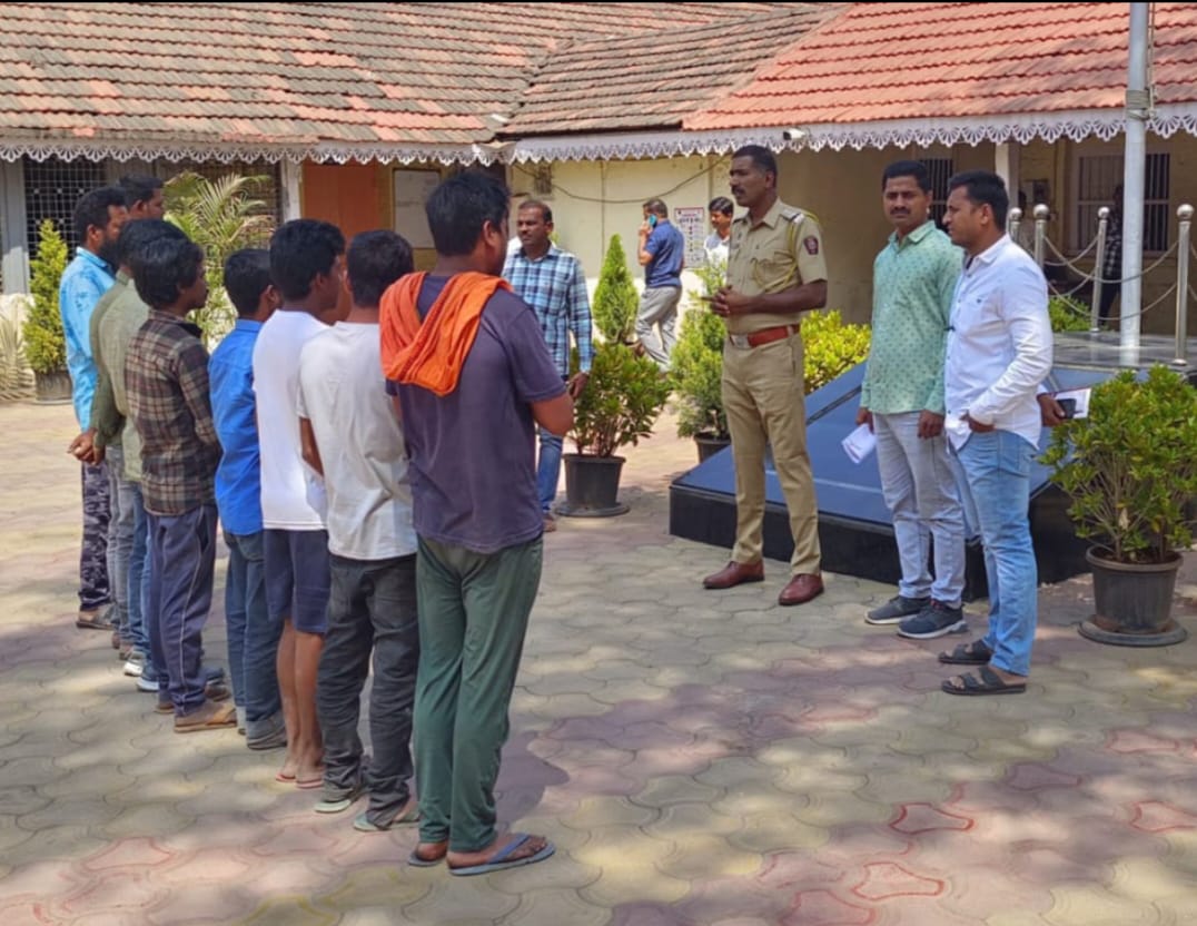 दौंड शहरातील भाजी मंडई येथे दोन गटात राडा. मारहाण करुन दहशत निर्माण करणाऱ्या नऊ आरोपींनवर गुन्हा दाखल. 