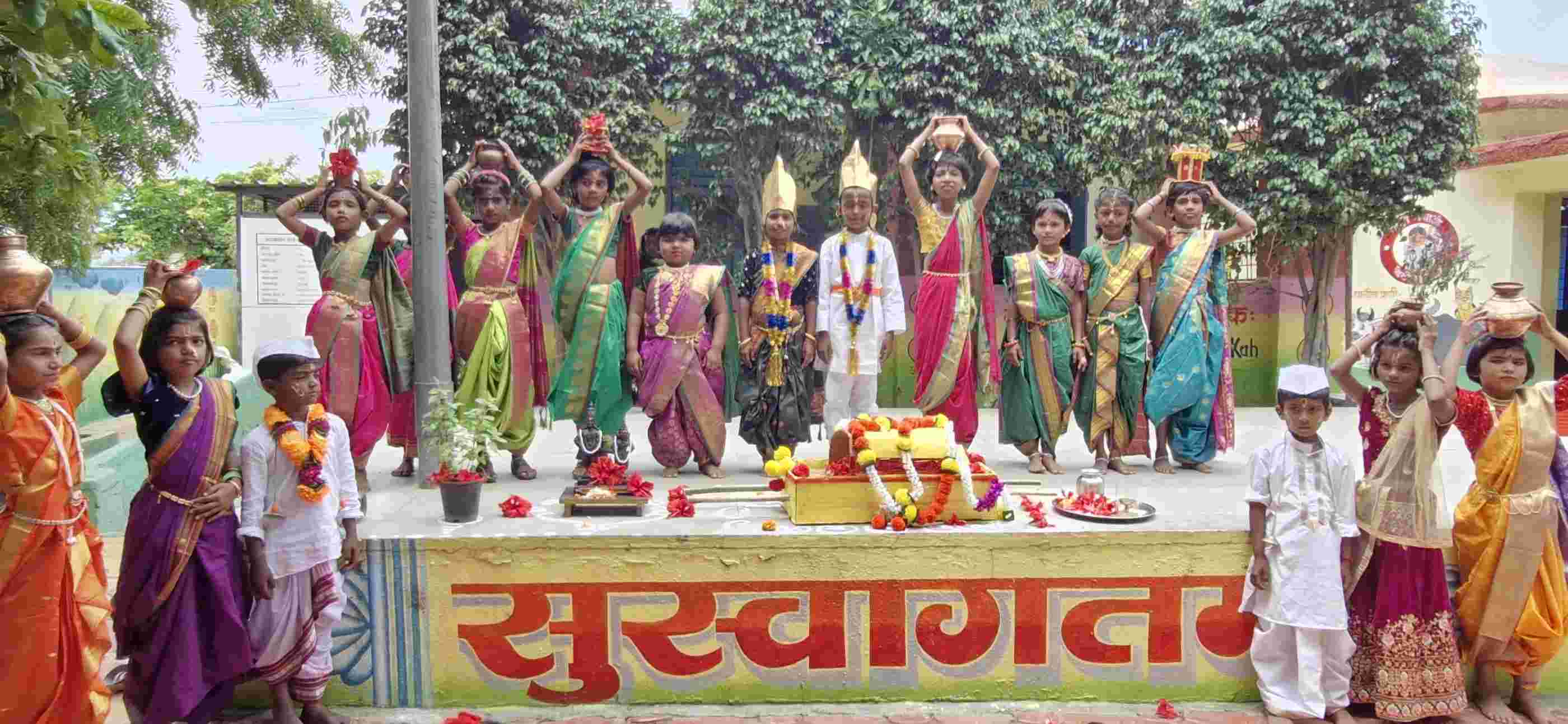 यवत येथील माणकोबावाडी जिल्हा परिषद शाळेत. विठ्ठल नामाची शाळा भरली. विद्यार्थी बाल दिंडी पालखी सोहळा संपन्न, 