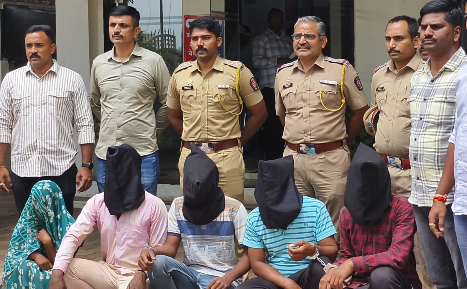 यवत पोलीस स्टेशन हद्दीतील भुलेश्वर मंदिराच्या पायथ्याला  अनोळखी इसमाच्या खुनाचा अखेर लागला छडा. पाच आरोपी जेरबंद