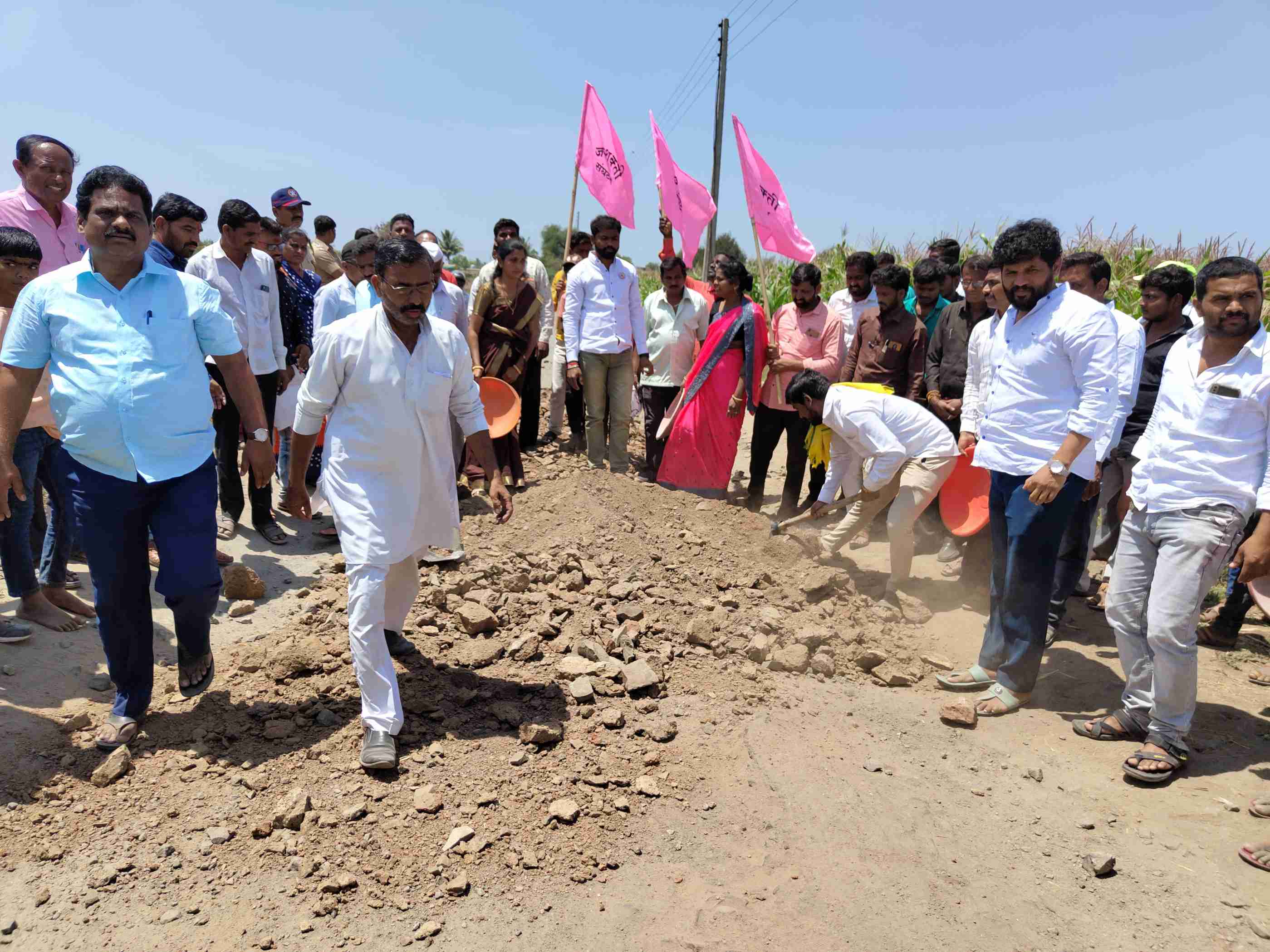 आ. संजयमामा शिंदे यांची रस्त्याच्या दुर्दशेमुळे होऊ लागली प्रवासाची तारांबळ, श्रमदानातून जनशक्ती संघटनेने सुरू केले रस्त्याचे काम