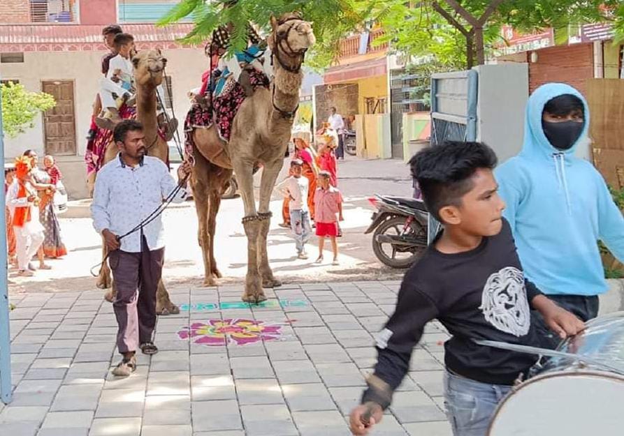 पहिल्यांदाच शाळेत येणाऱ्या विद्यार्थ्यांची उंटावरून काढली मिरवणूक!(योगेश मोरे, मराठवाडा विभागीय प्रतिनिधी)