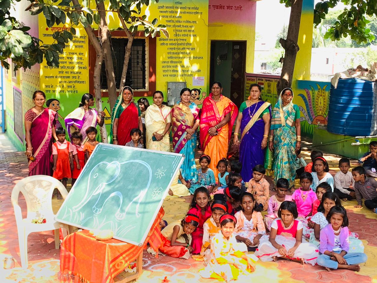 नवरात्री महोत्सवाच्या निमित्ताने माणकोबावाडी शाळेत, वैशालीताई आबणे. उषाताई चव्हाण यांच्या प्रमुख उपस्थितीत, रंगला महाभोंडला* - 
