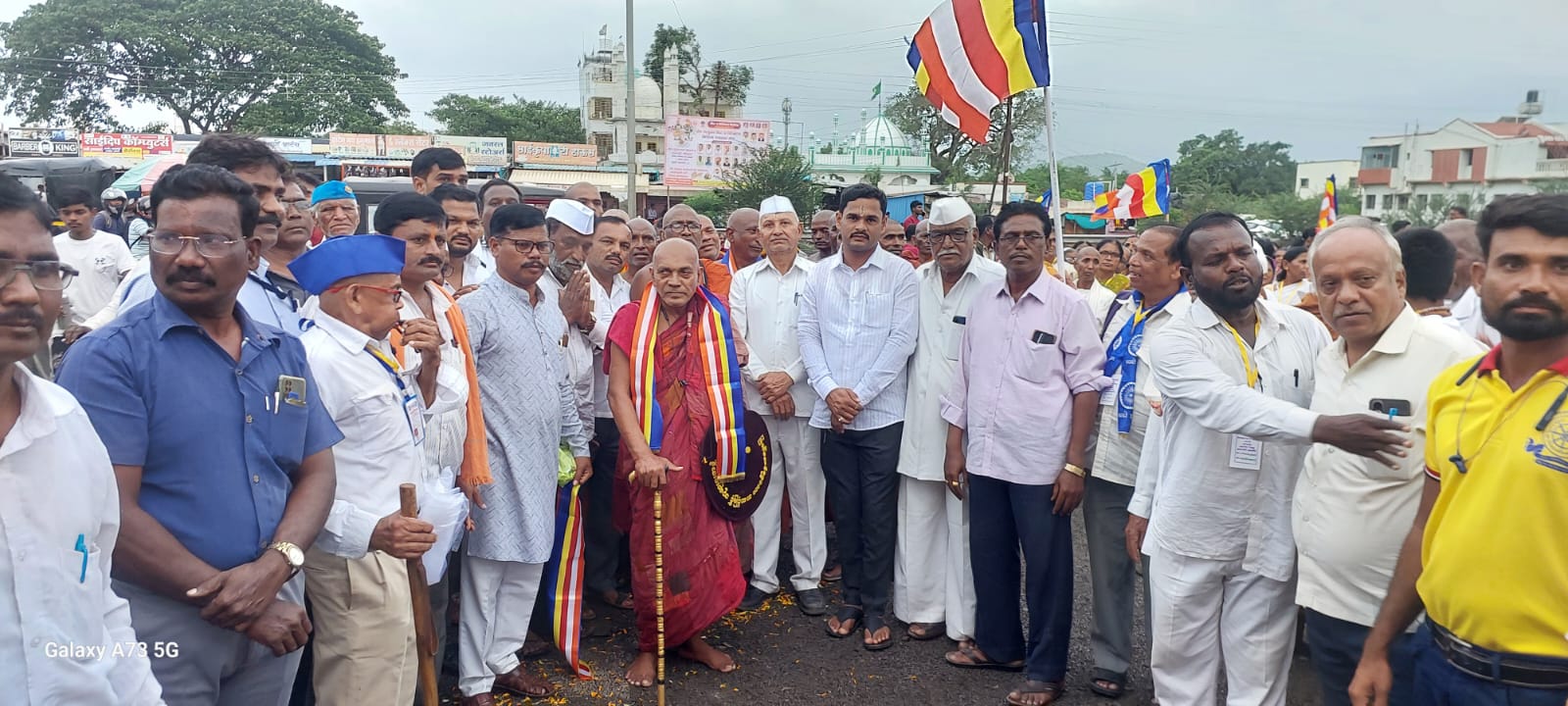 भिमा कोरेगाव ते पंढरपूर पदयात्रा भिक्खू ज्ञानज्योती महास्थवीर व भिक्खू संघाचे यवत ग्रामस्थांनी केले स्वागत.