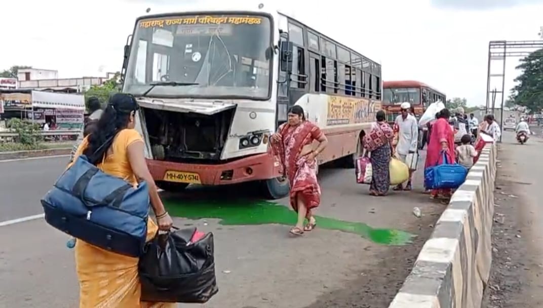 महाराष्ट्र राज्य मार्ग परिवहन महामंडळ  पुणे लातुर एस्टी बस. यवत येथे बंद पडल्याने महिला प्रवासी हैराण.  