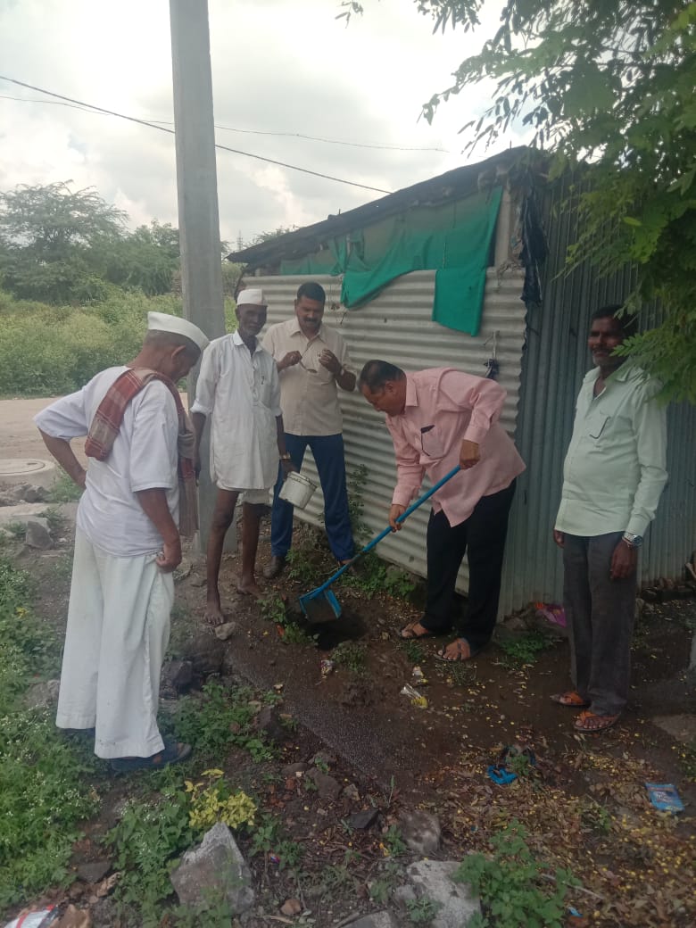 लिंपणगाव मध्ये महावितरण चा सावळा गोंधळ सिंगल फेजच्या नावाखा ठेकेदाराकडून नळ योजनेची पाईपलाईन उध्वस्त     माजी सरपंच अरविंद कुरुमकर