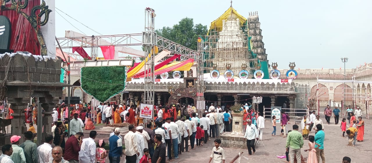 आई राजा उदो उदो सदानंदीचा उदो उदो जयघोशात आई कमला भवानीचा रविवारी चौथ्या माळेच्या दिवशी आरती सोहळा संपन्न 