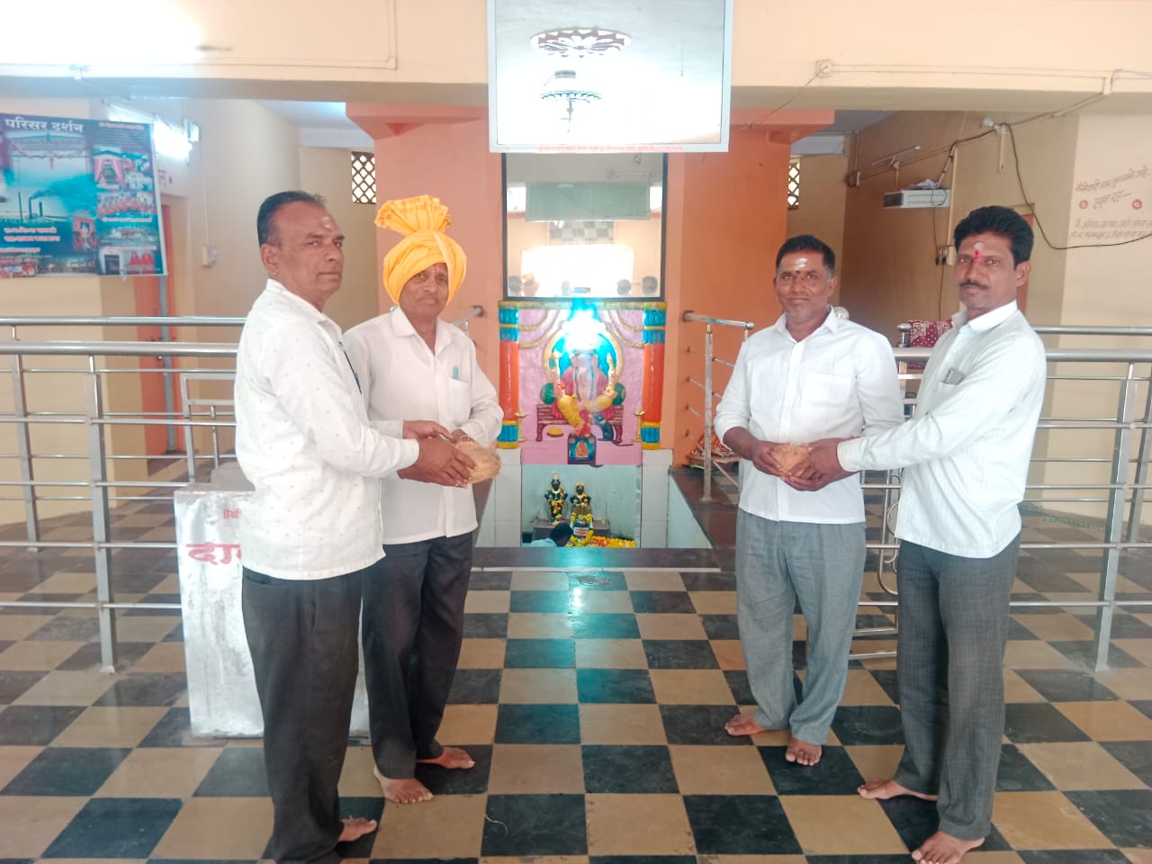 पत्रकार कुरुमकर यांचा कानिफनाथ व लिंगाळेश्वर देवस्थान ट्रस्टकडून सन्मान