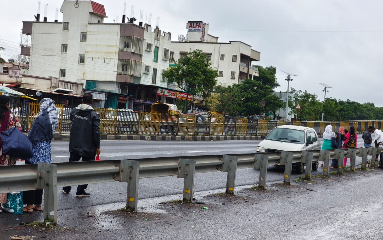 यवत गावातील नागरिकांना वळसा घालुन प्रवास करण्याची वेळ श्री काळभैरवनाथ मंदिरा जवळच्या पुलाखालून प्रवासी वाट सुरू करण्याची मागणी