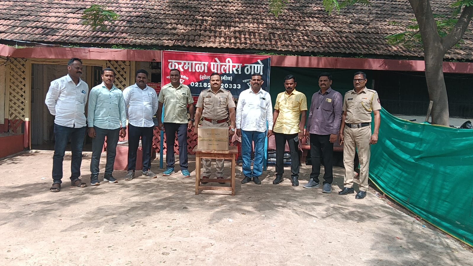 करमाळा पोलीस ठाणेची उल्लेखनीय कामगीरी... जेऊर येथे १ लाख ५० हजार २०० रुपये किंमतीचा सुमारे ६ किलो गांजा जप्त
सलग सातवा मोठा गुन्हा उघडकिस आणल्याने करमाळा पोलिसांचे नाव उंचावले