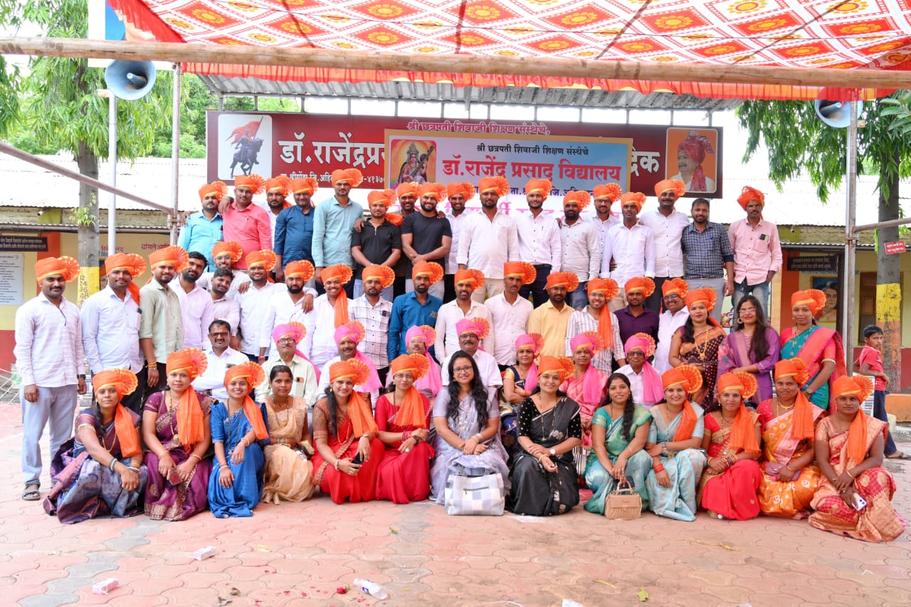 डॉ. राजेंद्र प्रसाद विद्यालयाच्या माजी विद्यार्थ्यांची तब्बल पंधरा वर्षानंतर गळाभेट