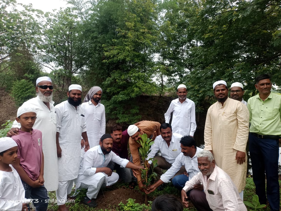 मढेवडगाव येथे वृक्ष संवर्धन आणि समतेचा संदेश देत गावकऱ्यांनी साजरी केली बकरी ईद..