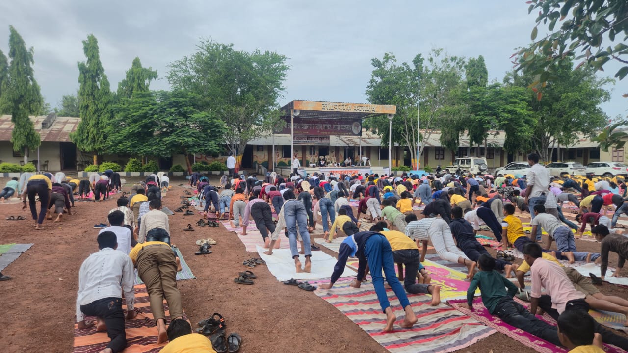 श्रीगोंदा तालुक्यात सर्वत्र आंतरराष्ट्रीय योग दिन उत्साहात साजरा    श्री व्यंकनाथ विद्यालयात विद्यार्थ्यांना योग दिनाचे प्रात्यक्षिके 