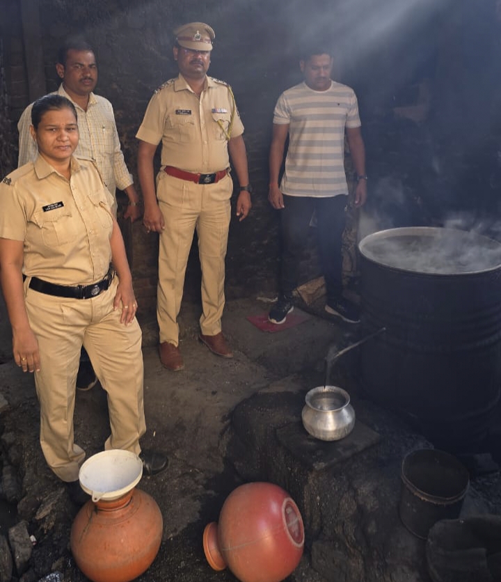 दौंड  शहरातील गोवा गंल्ली येथे  अवैद्य गावठी हातभट्टी दारूची भंट्टी लावुन विक्री करणाऱ्या, आरोपी विरुद्ध पोलिसांची कारवाई.