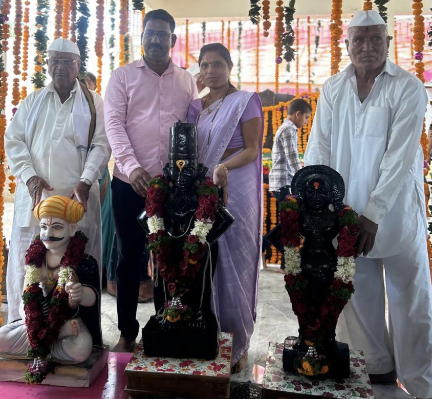 खामगावात येथील सार्वजनिक मंदिरामध्ये विठ्ठल रूखमिनी व संत सावता महाराज याच्या मुर्तीची स्थापना. 
