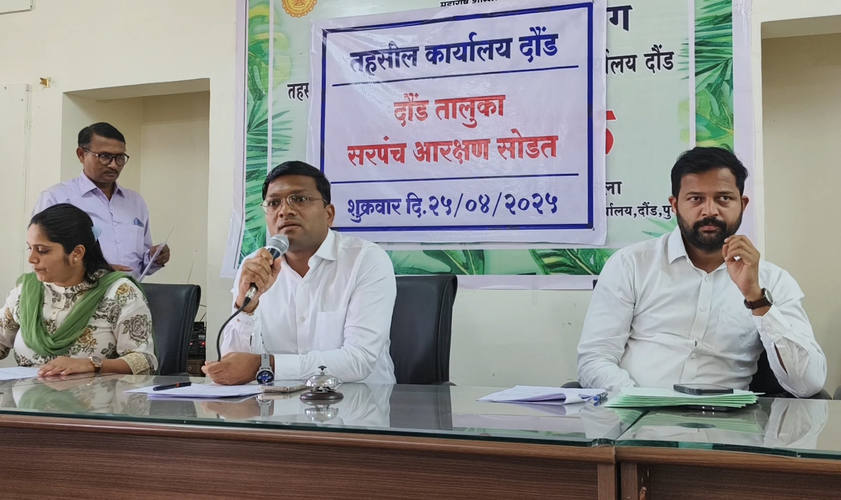 संजय गांधी निराधार योजना व श्रावणबाळ सेवा राज्य निवृत्ती वेतन योजने अंतर्गत पात्र लाभार्थीनी आधार कार्ड व्हेरिफिकेशन करुन घ्यावे. दौंड तहसीलदार अरुण शेलार यांचे आव्हान.
