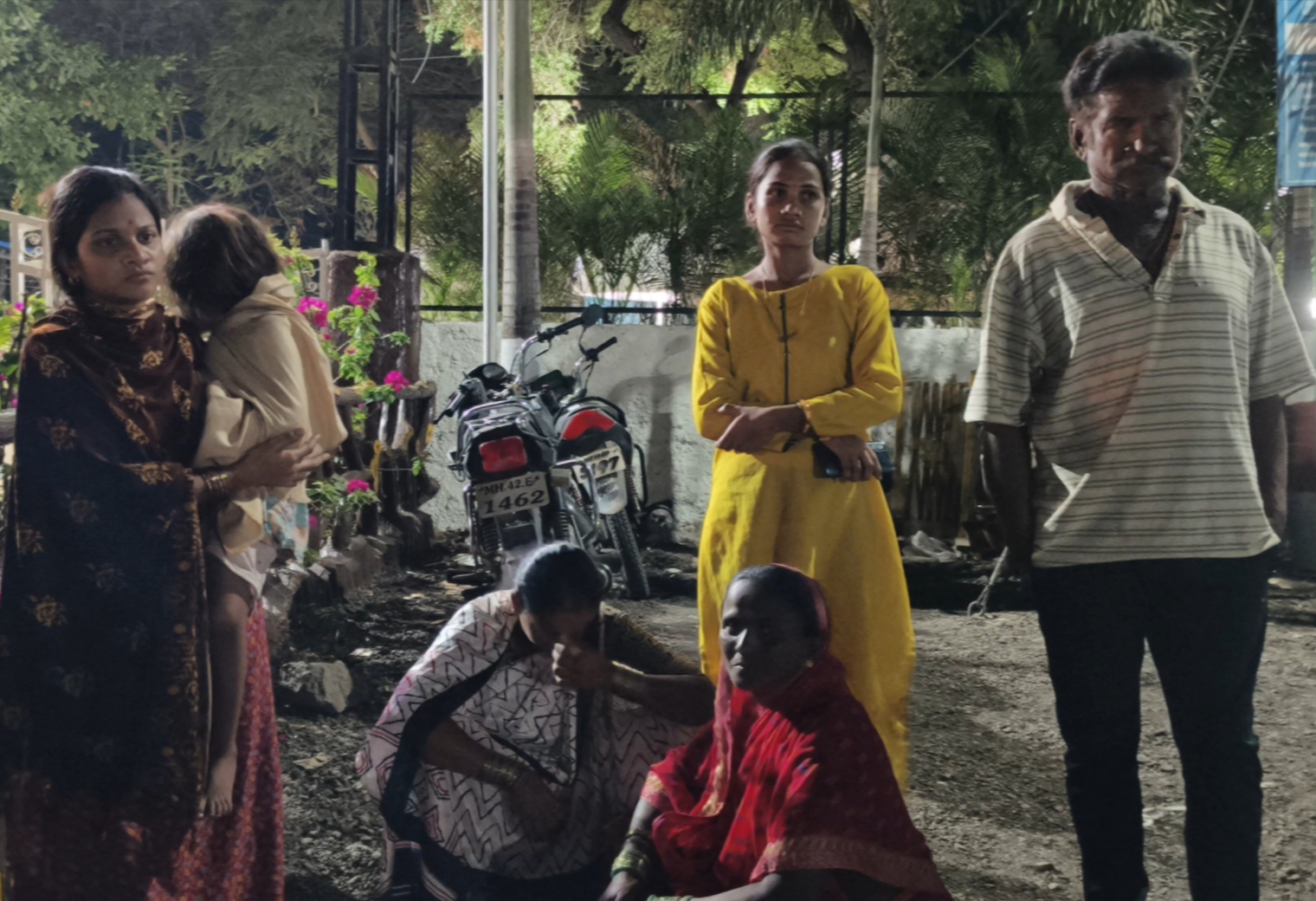 यवत येथील मांग गारुडी कुटुंबातील महिला पुरुषांना घरात घुसून मारहाण. पोलीस प्रशासनाकडे कायदेशीर कारवाई करण्याची विनंती.
