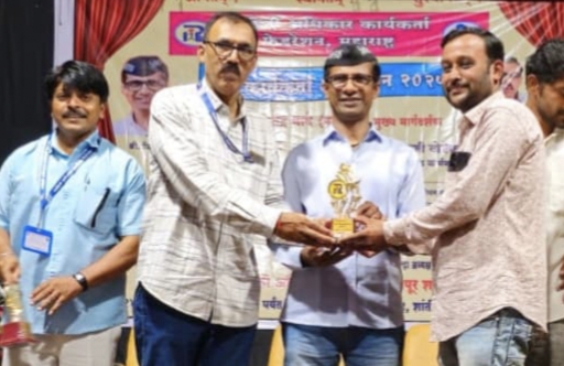 निर्भय महाराष्ट्र पार्टीचे संस्थापक अध्यक्ष जितेंद्र भावे यांच्या उपस्थितीत राहुलकुमार अवचट यांना उत्कृष्ट माहिती अधिकार पुरस्कार प्रदान.