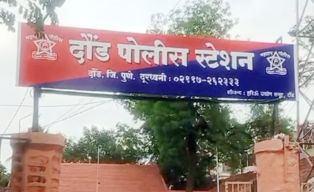 कुरकुंभ येथील देवांश पान शॉप टपरीच्या आडोशाला देशी दारू टँगो पंच विक्री अट्यावर पोलिसांची कारवाई आरोपी विरुद्ध गुन्हा दाखल